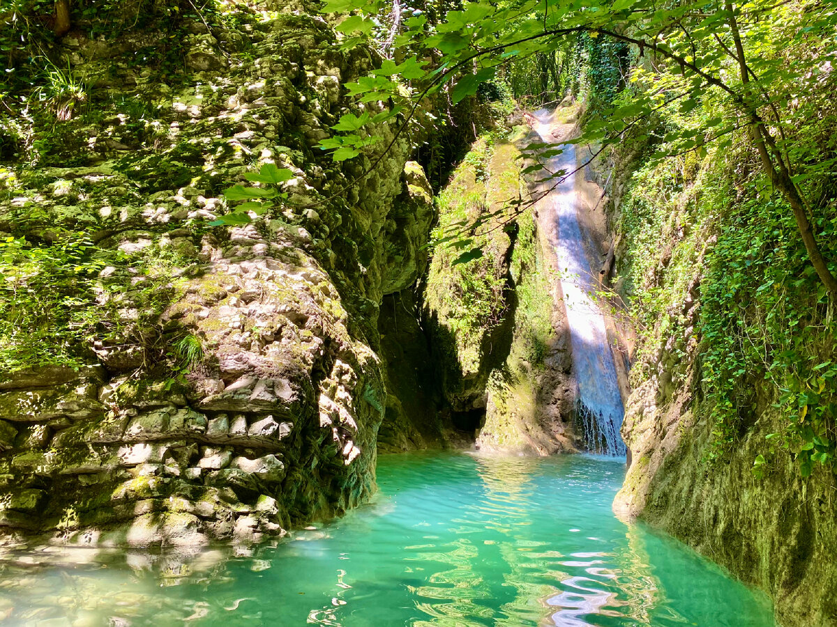 Чудо красотка. Водопад чудо красотка в Лазаревском. Ущелье чудо-красотка. Водопад красотка в Салониках.