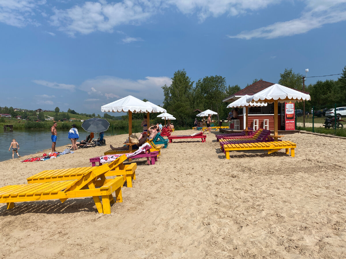 Платный песчаный пляж в загородном клубе 