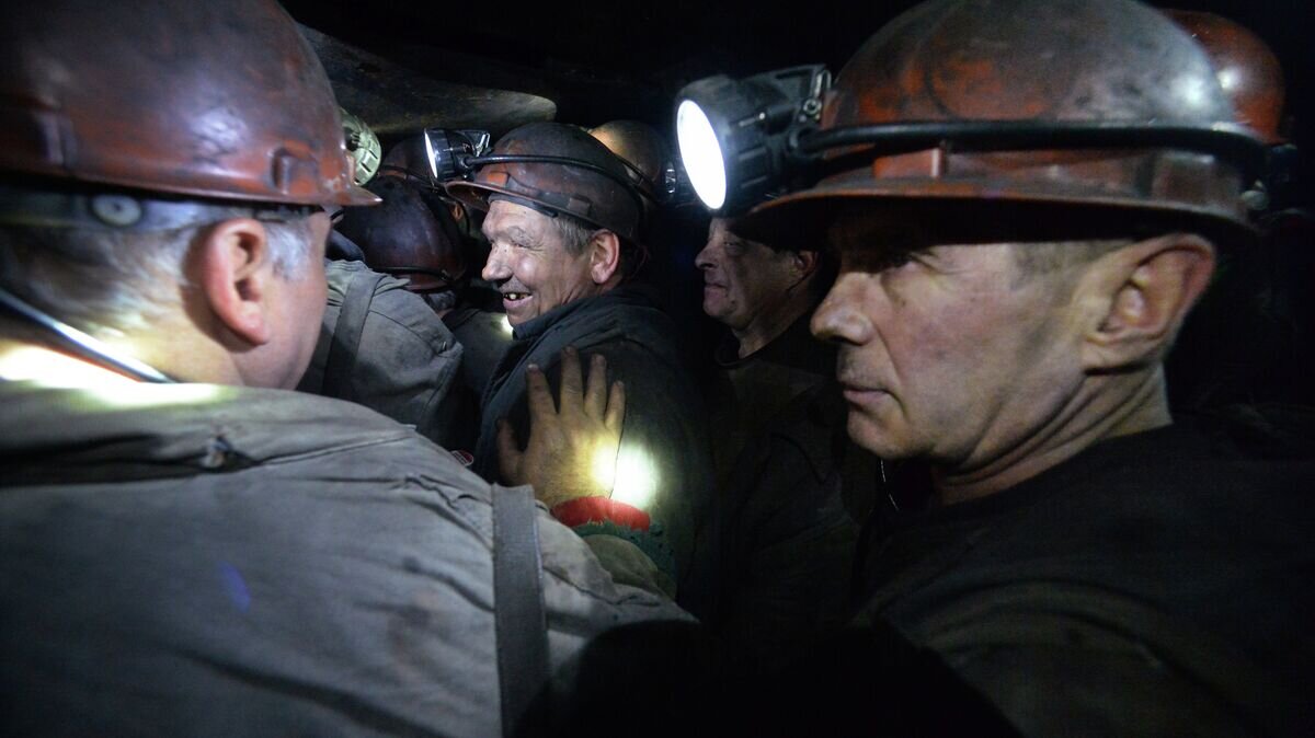   Шахтеры поднимаются на поверхность после смены на шахте имени С.П. Ткачука в городе Харцызске© РИА Новости / Михаил Воскресенский