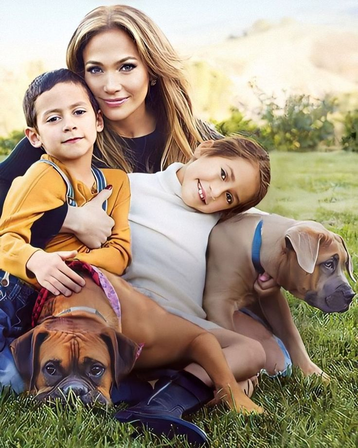 Дженнифер Лопес со своими детьми и собаками