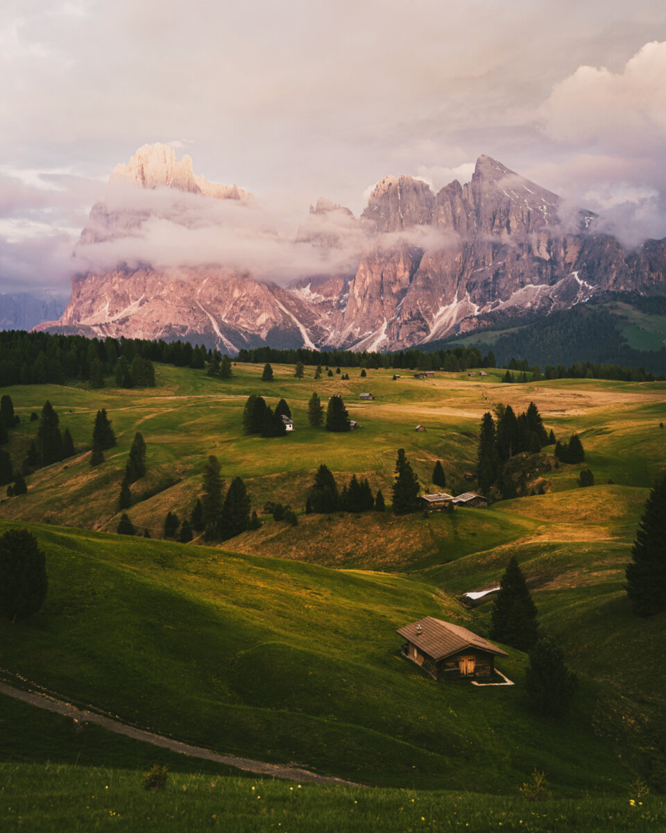 Дорога к Паучьим горам была комфортной и красивой. По пути встречались таверны и гостевые дома, для того чтобы уставшие путники могли отдохнуть и вдоволь поесть.