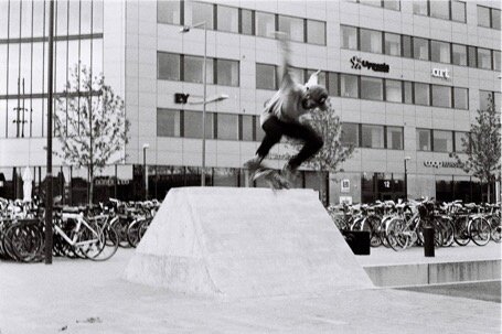 Наглядное изображение того, как катающийся переосмысливает найденный бэнк (Уппсала, Швеция). Фото: Fredrik Angner