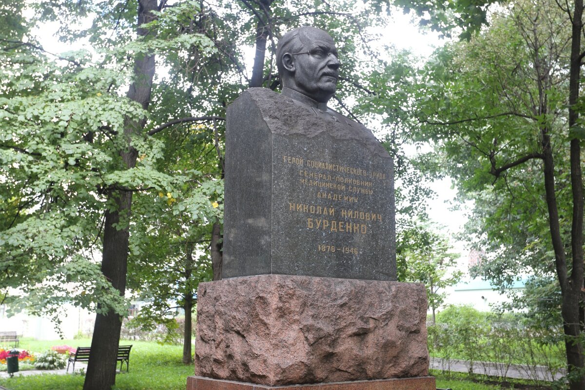 Памятник Н.Н. Бурденко, фото Дмитрий Соколов 
