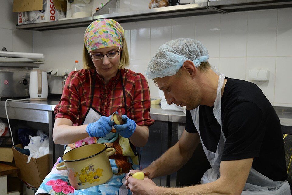     В команду фонда входят 35 волонтеров, которые трудятся на складе, кухне и отвечают за доставку адресной помощи. Фото из архива фонда «Добрый мир».