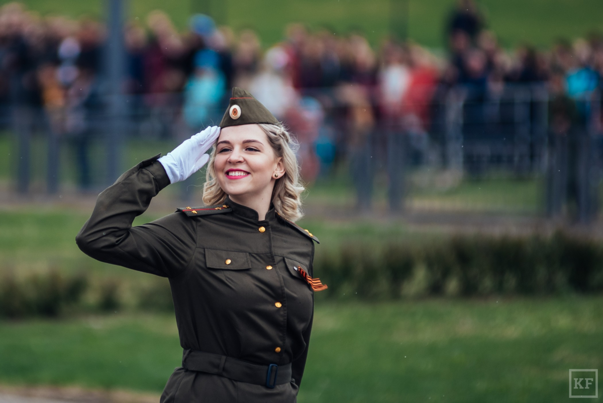 Воинское приветствие это. Девушка победа. Военный отдает честь. Девушка в военной форме отдает честь. День Победы девушки.