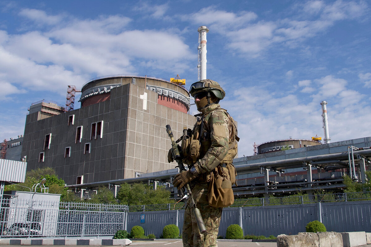 Российский военнослужащий патрулирует территорию Запорожской АЭС, Энергодар, Украина, 1 мая. (Андрей Бородулин/AFP/Getty Images)