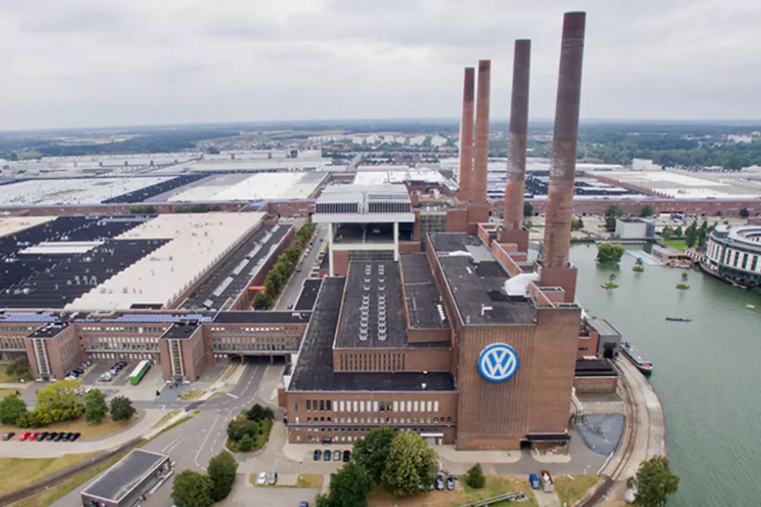 Самая большая фабрика. Завод компании «Volkswagen» в городе Вольфсбург (Volkswagen’s Wolfsburg Plant). Завод Фольксваген в Германии Вольфсбург. Завод Фольксваген в Вольфсбурге. Завод Фольксваген нижняя Саксония.