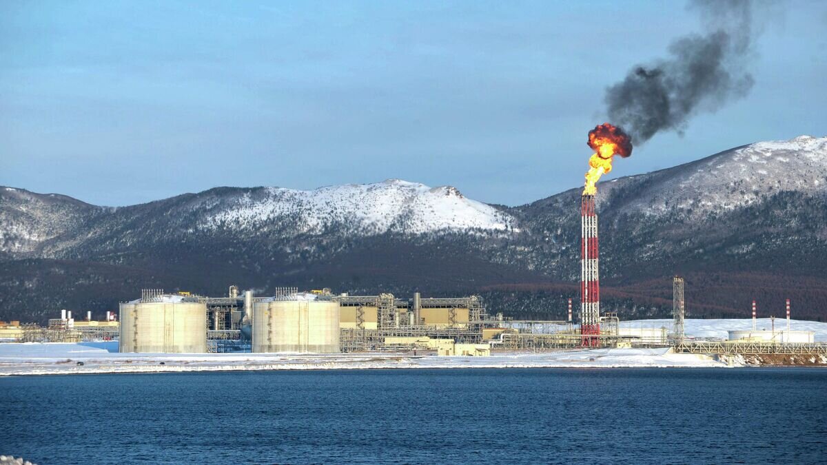    Завод по производству сжиженного природного газа, возведенный компанией "Сахалин Энерджи" на юге Сахалина© РИА Новости / Сергей Гунеев