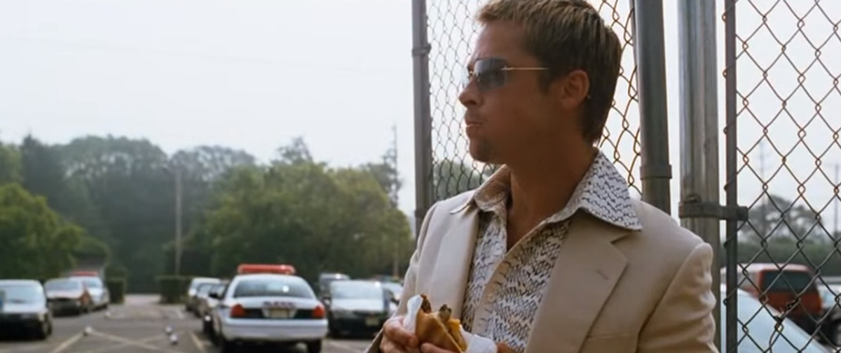 Брэд Питт в роли Расти. Кадр из кинофильма "Одиннадцать друзей Оушена", 2001 г., режиссер Стивен Содерберг, сценаристы Гарри Браун, Чарльз Ледерер, композитор Дэвид Холмс (скриншот)