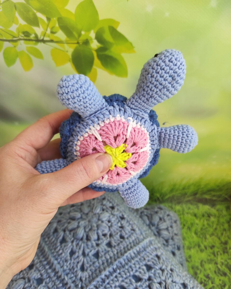 Игрушка тоже в комплект входит. Выполнена из полухлопка, наполнена холлофайбером