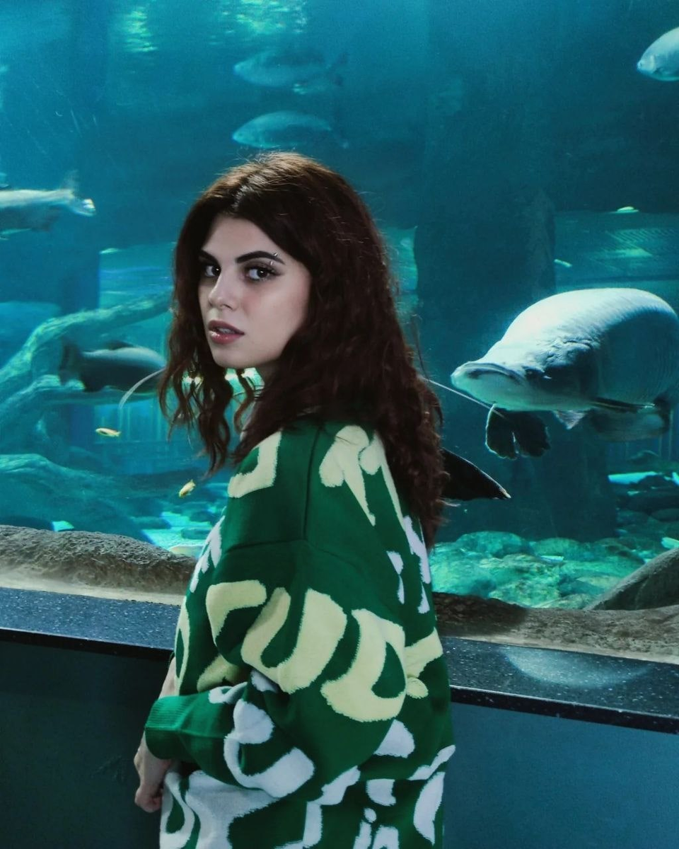 Вчера ходила смотреть на рыбов. Просто показываю. 