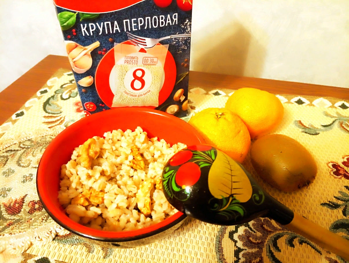 Вот такая перловка из пакетиков получилась - рассыпчатая, добавила орехов и оливкового масла (фото автора)