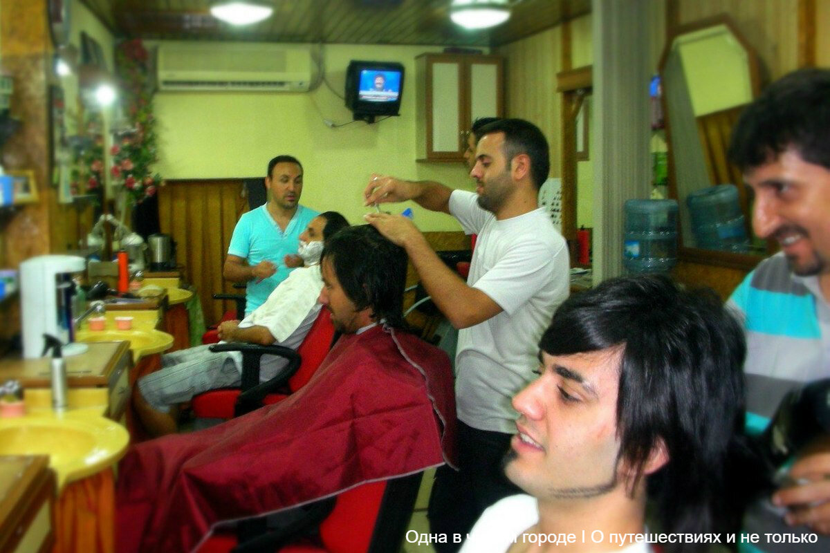 Впрочем, и основные посетители - тоже представители сильного пола 