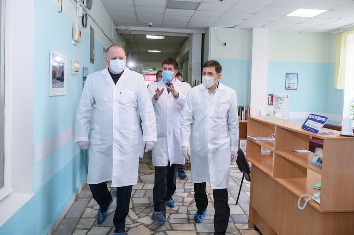 Доктор из Екатеринбурга, врач-анестезиолог-реаниматолог высшей категории, заведующий инфекционной реанимацией ГКБ №40 Дмитрий Бельский, наглядно показал как выглядит спустя месяцы работы в больнице с зароженными коронавирусом.
