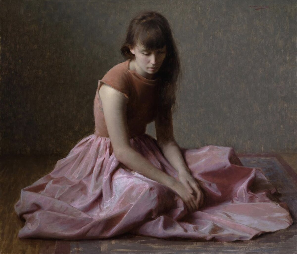 Обратите внимание, как красиво лежат на полу переливающиеся складки