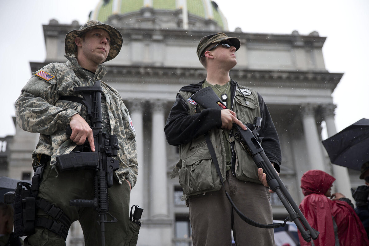 Защитники права "Носить и хранить" оружие вышли к Капитолию, штат Вирджиния