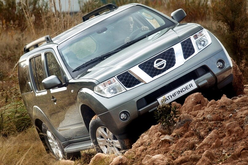 В ходе рестайлинга 2010 года подретушированы решетка радиатора, бамперы и светотехника (на фото — дорестайлинг). Плюс иная передняя панель, семиступенчатый «автомат» и трехлитровый дизель