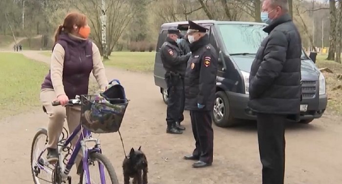 Полицейский патруль в Удельном парке. Фото из ВК-группы "Красивый Петербург" 