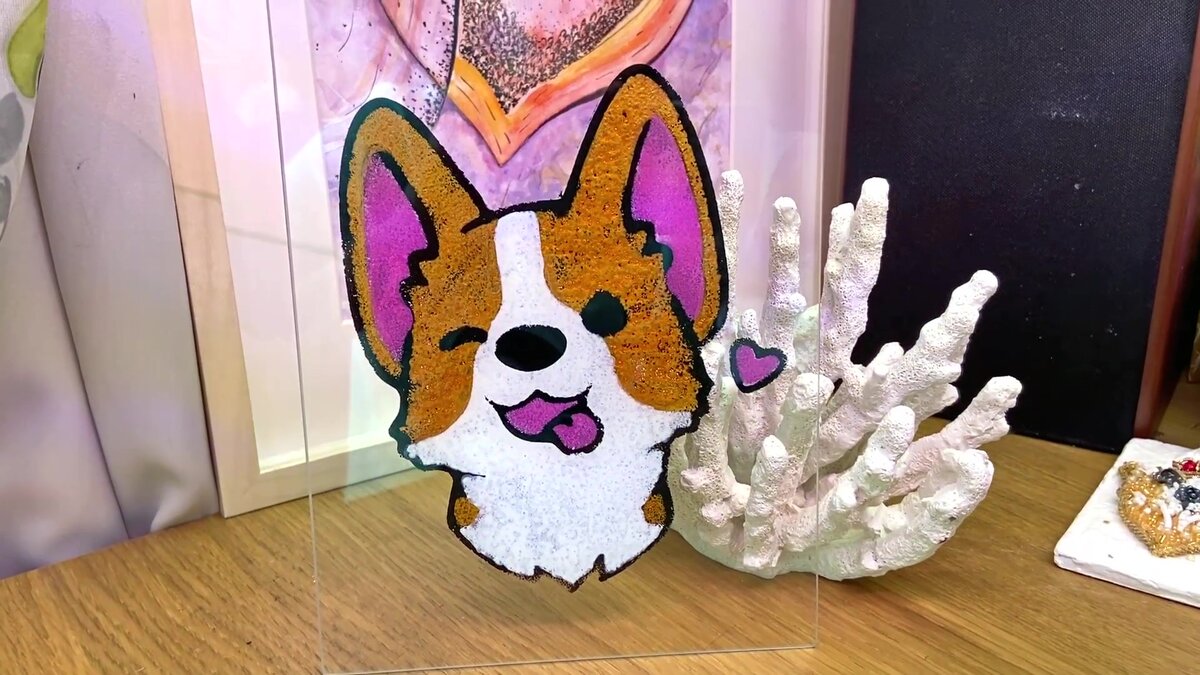 Рисунок с корги на стекле