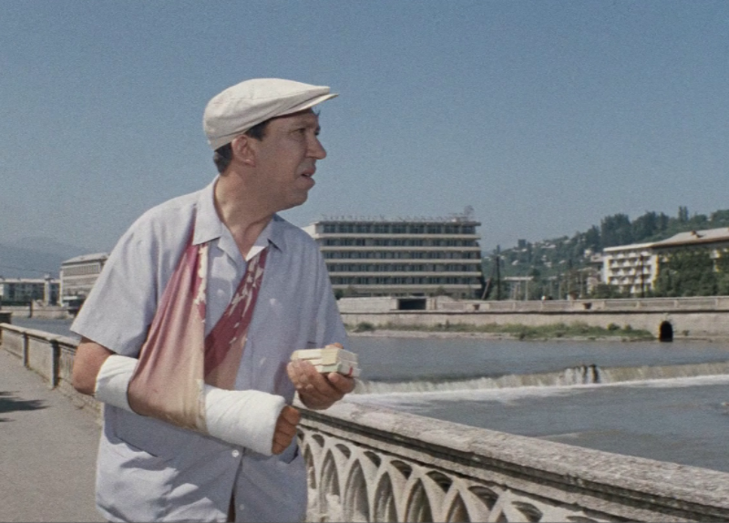 кадр из фильма "Бриллиантовая рука"