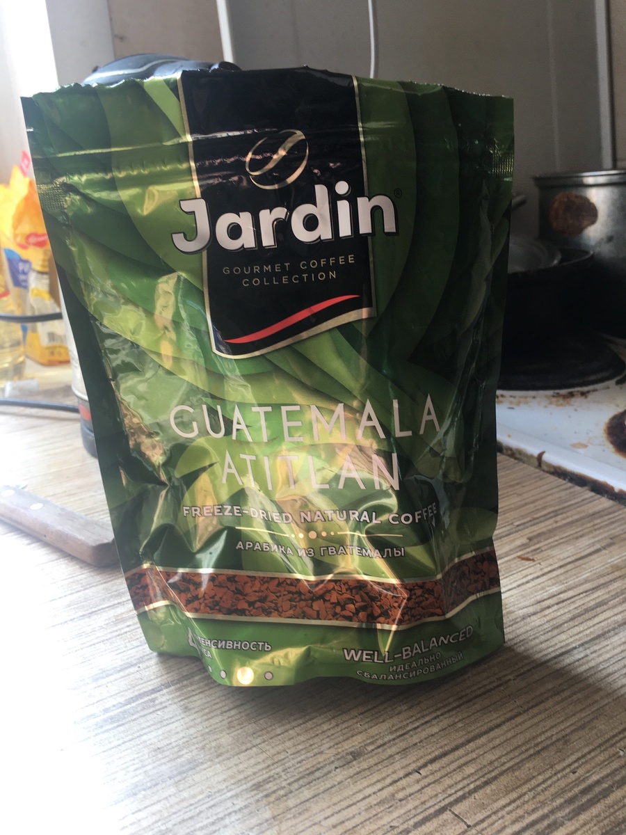 Основными причинами боли в голове (кроме физического воздействия) является смена погоды,а от этого понижение артериального давления,соответсвенно его нужно поднять.В этом нам поможет конечно же таблетки такие как:ибуклин,цитрамон,дротаверин(2 таблетки).Из домашних средств подойдёт крепкий кофе.