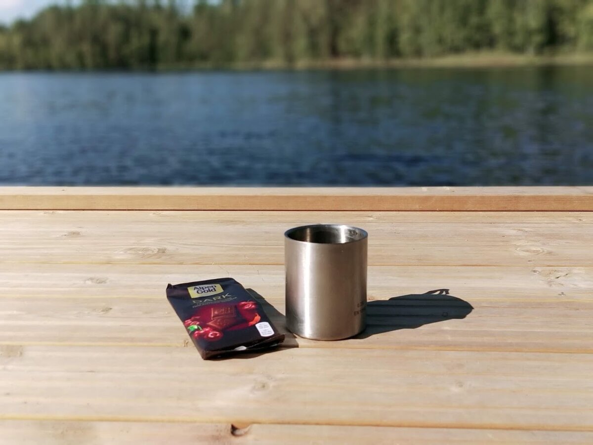 Согласитесь, круто, погуляв, скажем, по Коуволе, посидев на террасе какой-нибудь характерной кафешки, одурманенному от слияния с финской средой, вернуться "домой" в лааву и предаться праведному сну, не заботясь ни о безопасности, ни о том, на чем разогреть ужин, ни о чистоте собственного тела, поскольку большинство лааву располагаются на берегу какого-нибудь прекрасного озера.  Конечно, есть лааву, где дровишки, прежде чем забросить в костер, придется попилить, но для этого у вас под рукой всегда есть пила и топор, за вас подумали даже об этом.  Финское утро-это нечто. Просыпаетесь в шесть, выглядываете из палатки...голова кружится от сшибающего с ног чистейшего воздуха и гагары...гагары плавают в метре от вас-это они виновники вашего пробуждения...
