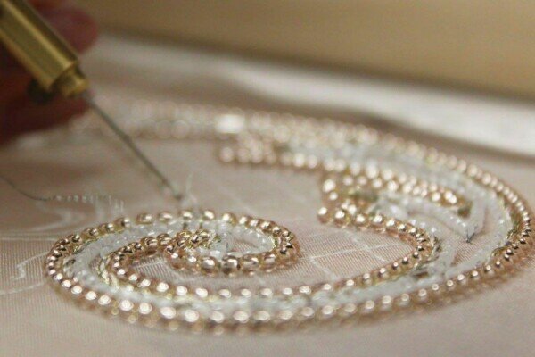 Люневильская вышивка делает изделие эксклюзивным. Источник https://ljunevilskaja-vyshivka.ru/