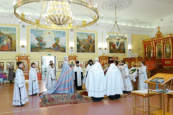 Архиерейская служба в НПДС,где из под белых стихарей лились пороки. 