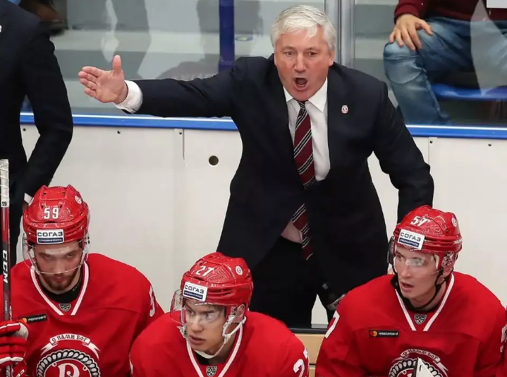 Главный тренер "Витязь" высказывает судьям. Фото: khl.ru