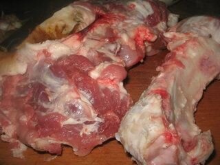     Имеющиеся у нас кости, на которых обязательно должно быть и мясо, хорошо моем. При необходимости их можно предварительно разрубить на мелкие куски. Часть находящегося на них мяса можно срезать. Или просто возьмите в дополнение к ним кусок мякоти. В борщ отлично пойдут и свинина, и говядина, и курятина.   