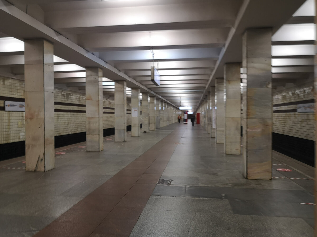 Несмотря на карантин, на улицах Москвы всё больше людей. А в метро всё так же пустынно.