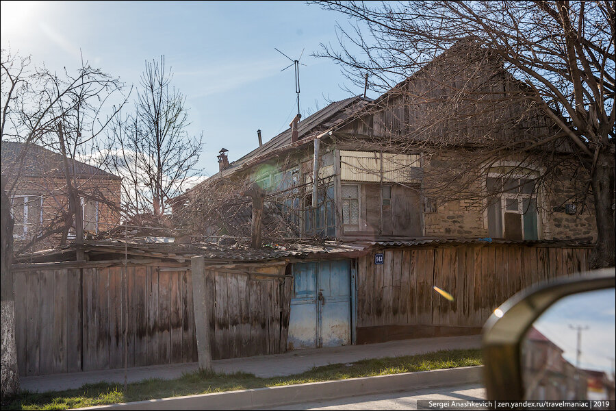 Приехал в Цхинвал и захотелось сразу же развернуться, и уехать. Это самая убогая столица, где я бывал