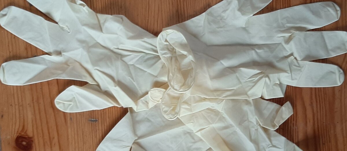 Виниловые перчатки. Основной недостаток - низкая механическая стойкость.