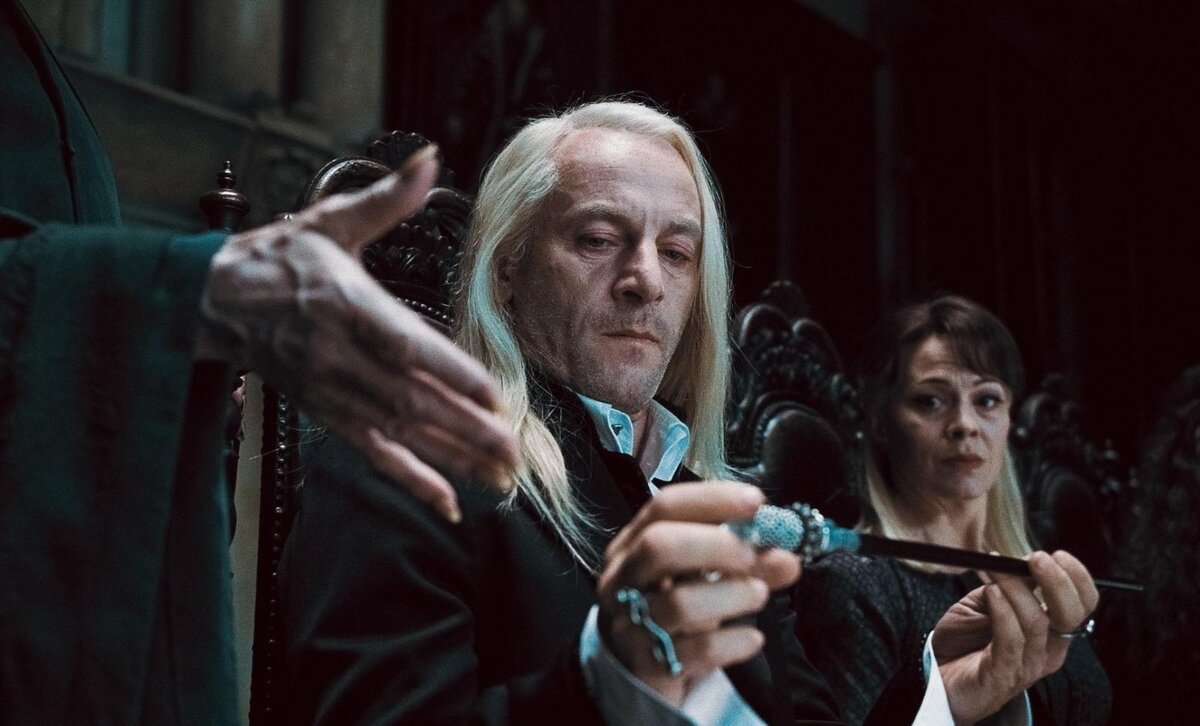 "Гарри Поттер и Дары Смерти". Сцена передачи палочки Люциусом Волдеморту.