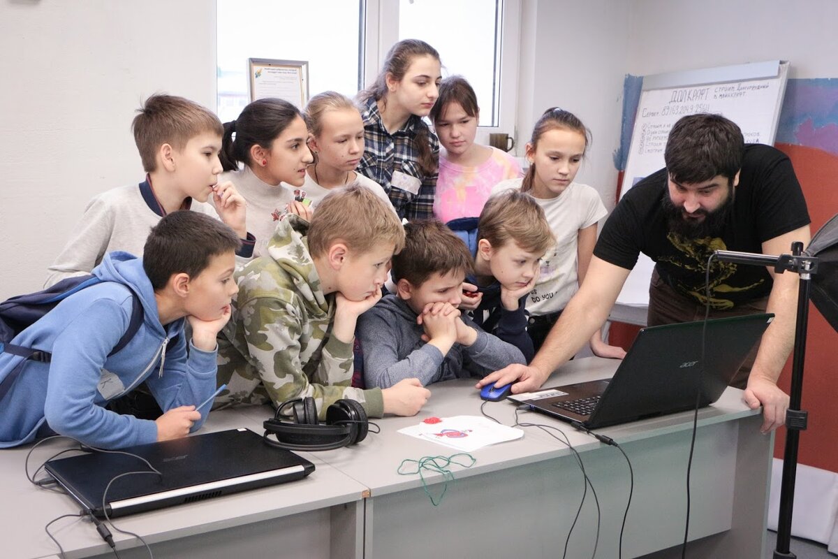 Фото из архива. Ребята в лаборатории "Блогинга" с основателем курса и наставником Владимиром. 