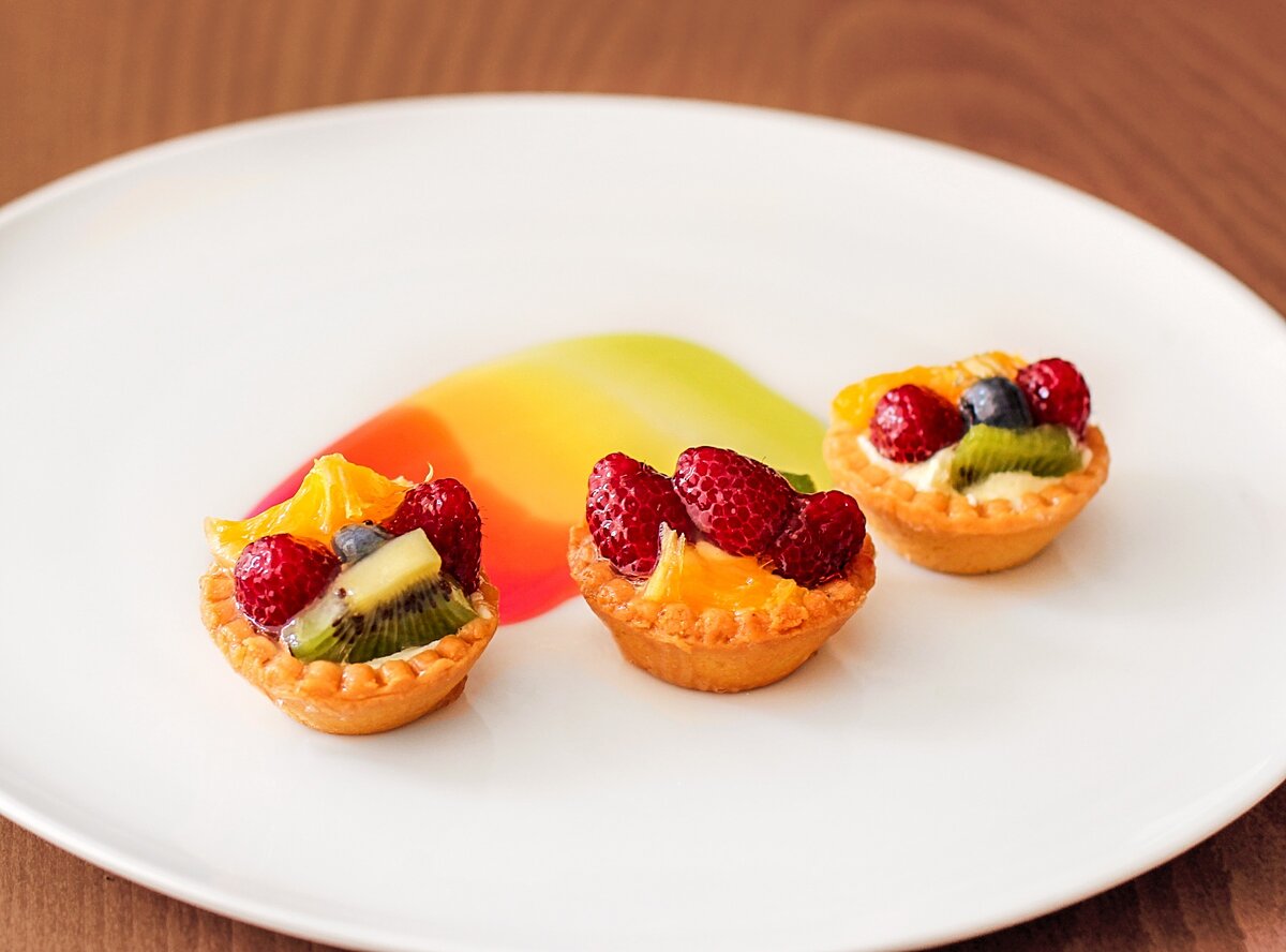 А это, кстати, очень даже ЗОЖная сладость - корзинка из правильного теста и фрукты-ягоды в желе. Так что не так страшен ЗОЖ!