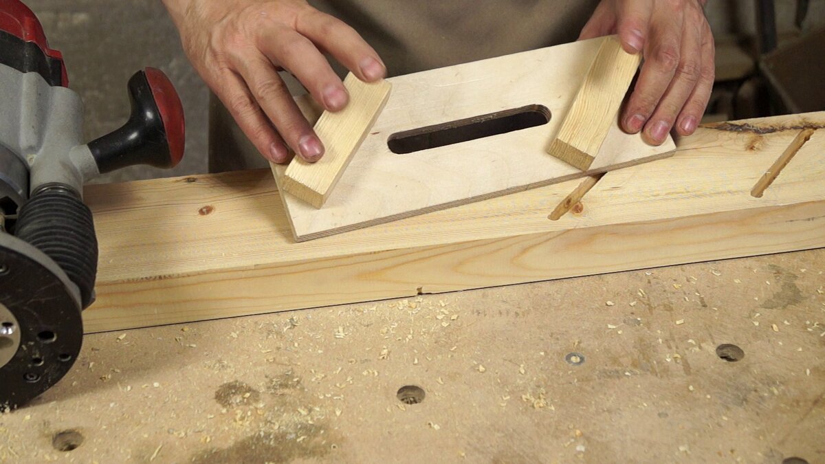 Как сделать дверь фрезером. Кондуктор приспособы для фрезера. Как сделать дверь фрезером. Фрезер ручной по дереву своими руками из дрели. Схема сборки рамочных фасадов.