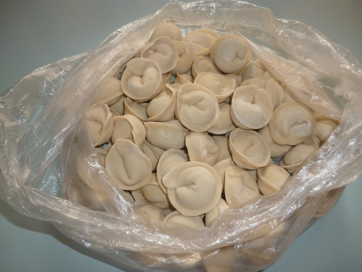 Замороженные пельмени.. Непонятно на что они вообще похожи и можно ли это есть..