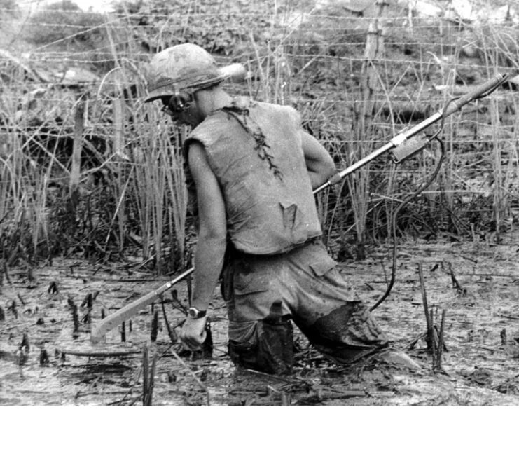 Booby trapping. Противопехотные ловушки Вьетнам. Вьетнам ловушки для американцев.