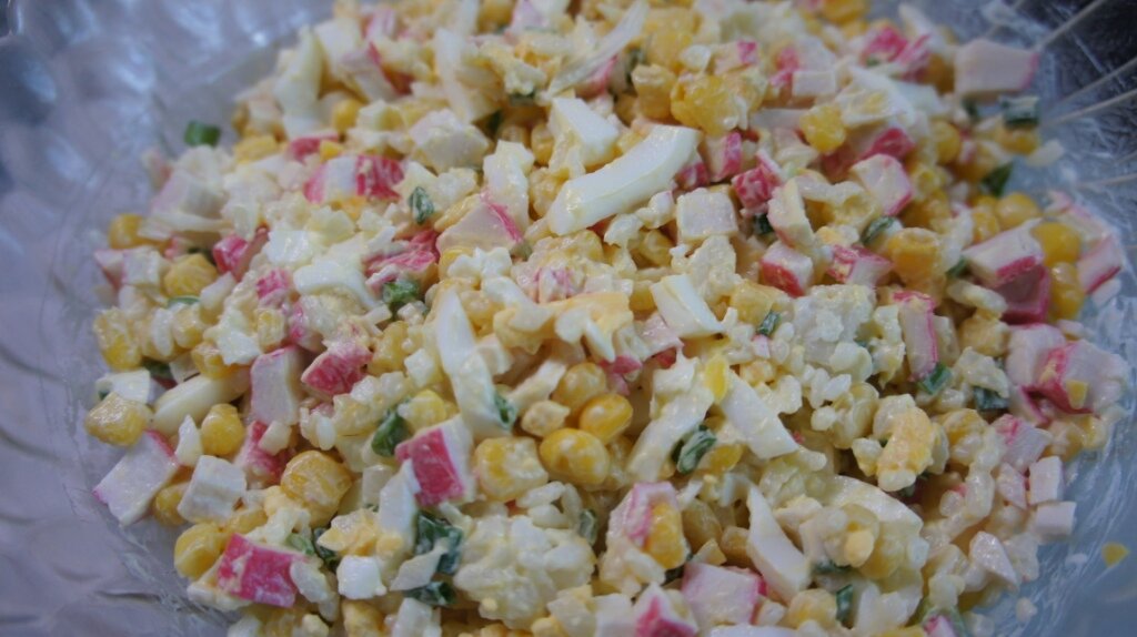 Крабовый салат делаю с рисом, который остался после ужина 