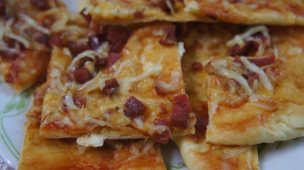 Пицца на тонком тесте - одна из самых любимых