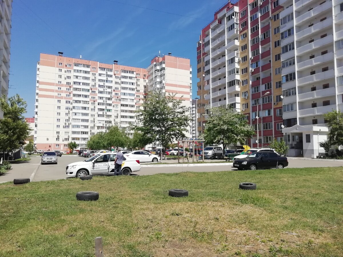 Фото автора У домов хорошие парковки и много детских площадок.