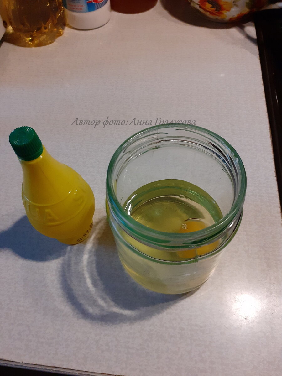 все ингредиенты, кроме лимонного сока, помещаем в стеклянную банку