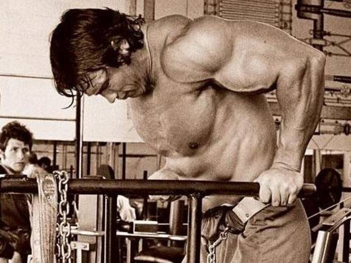 На брусьях техника как у Арни