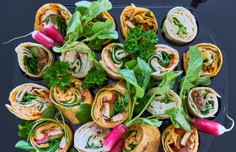 Для приготовления этой закуски потребуется: 
2 тонких лаваша, 
20 г салатных листьев, 
200 г сыра, 
майонез по вкусу, 
соль, перец, специи по вкусу. 