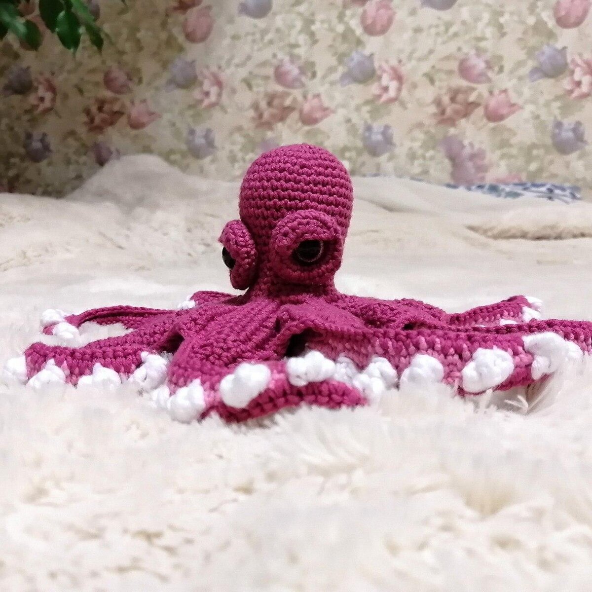 Шестирук Егор сидит, ножки сложил.