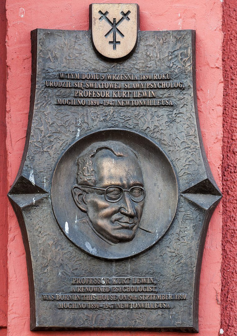 2. Курт Левин (мемориальная доска в Могильно)