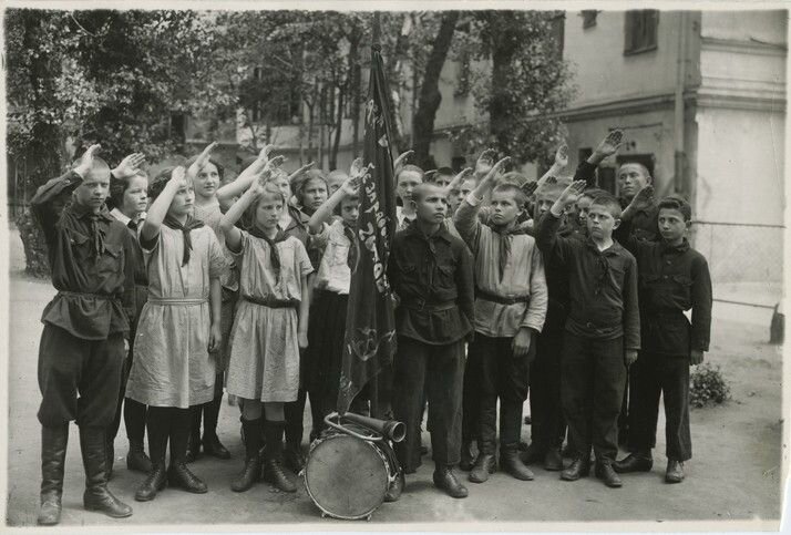 Величайшая история манипуляции и зомбирования общества.