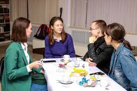 Молодые люди в кафе фото из интернета