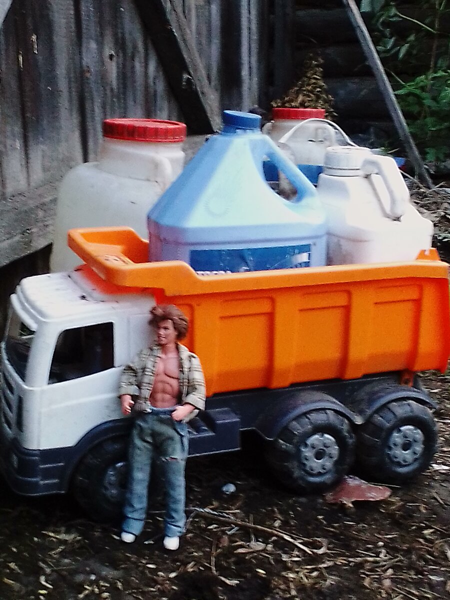 - Щас за водой сгоняю! Работы много на даче, ещё картоху сажать.